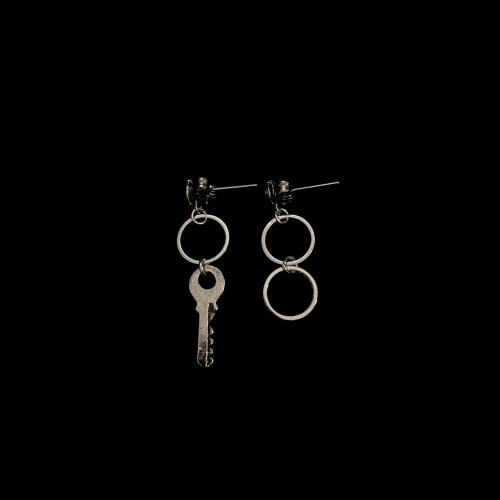حلق فضي بشكلين مختلفين مع مفتاح | Key earring with different pair