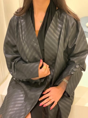 عبائة عملية سوداء