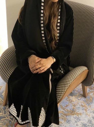 عباية شتوية مخمل اسود وشك فضي