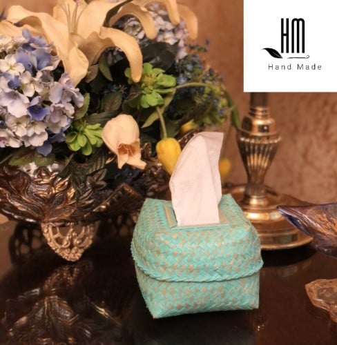 صندوق مناديل صغير من الخوص الطبيعي.