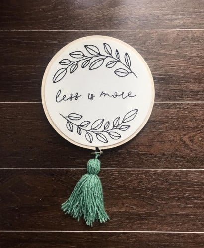 عبارة less is more مقاس 23cm