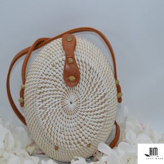 حقيبة من الخوص الطبيعي