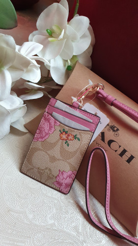 حامل هوية من كوتش