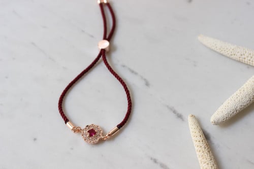 اسوره حبل عودي بتعليقه ورده زركون لون روزقولد