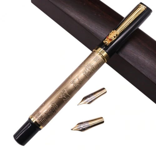 قلم بالحبر السائل مزين بنقوش الخيول العربية