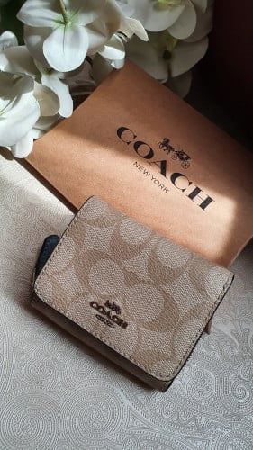 محفظة ماركة كوتش صغيرة