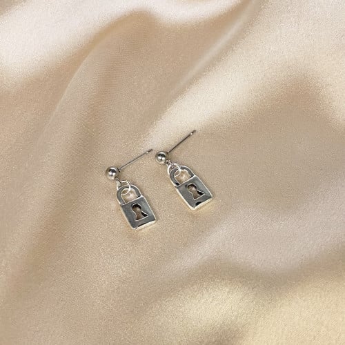 حلق ناعم يومي مع تشارم القفل | Everyday earrings with lock charm