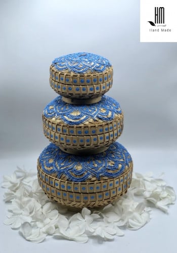 3 صناديق متوسطة الحجم ( 25سم ، 20سم ، 15سم ) بداخل بعضها مع غطاء لكل صندوق.