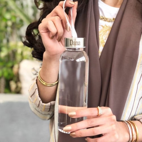 عبوة ماء مع غطاء منحوت بالاسم حسب الزغبه
