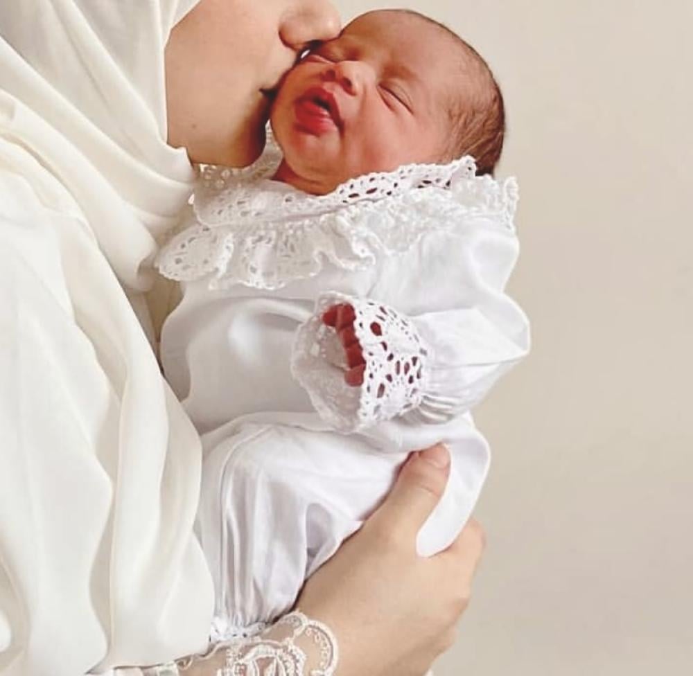 طقم استقبال ابيض للجنسين