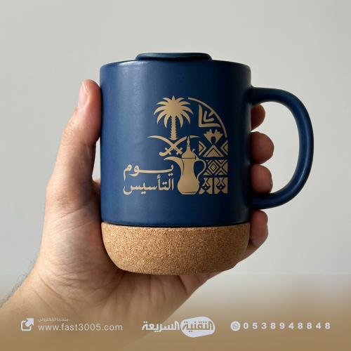 كوب قهوة مطبوع بشعار يوم التأسيس السعودي
