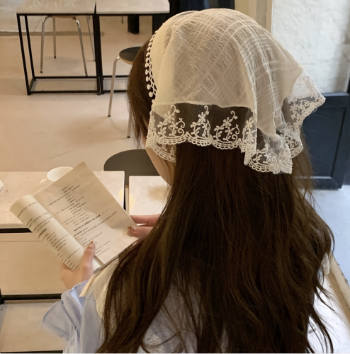 سكارف شعر على طوق قطن مع دانتيل