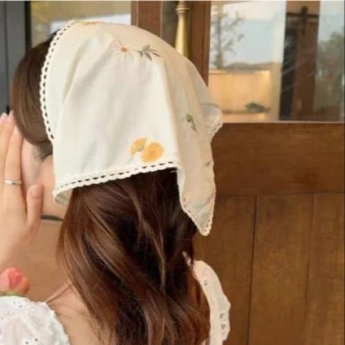 سكارف قطن مطرز يدوي لون بيج