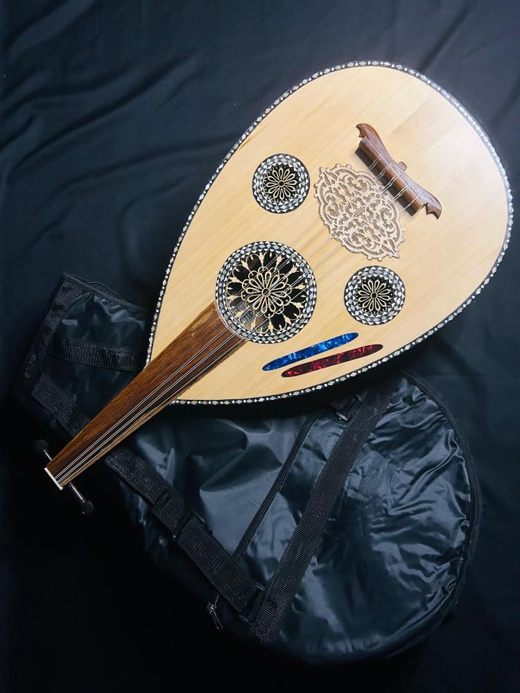 عود للبيع مستعمل ورخيص موسيقي صغير مع إمكانية الدفع أقساط