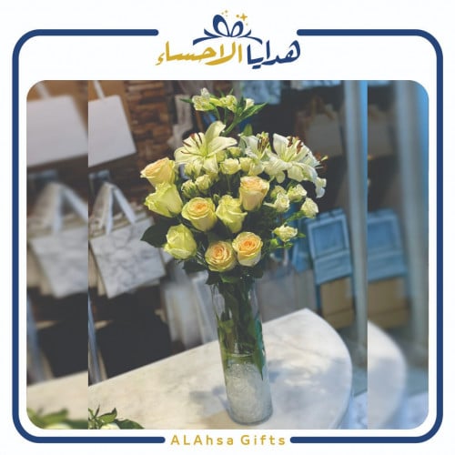 فازة شفافه بتنسيق ورد جوري