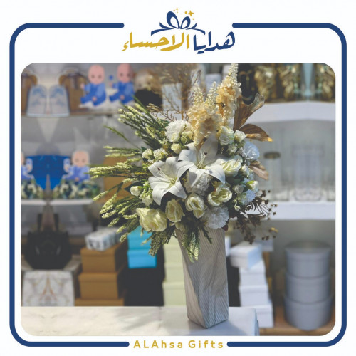 فازة بيضا بتنسيق ورد