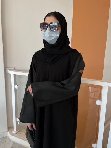 عباية بـ كم اسود كامل - قماش كريب