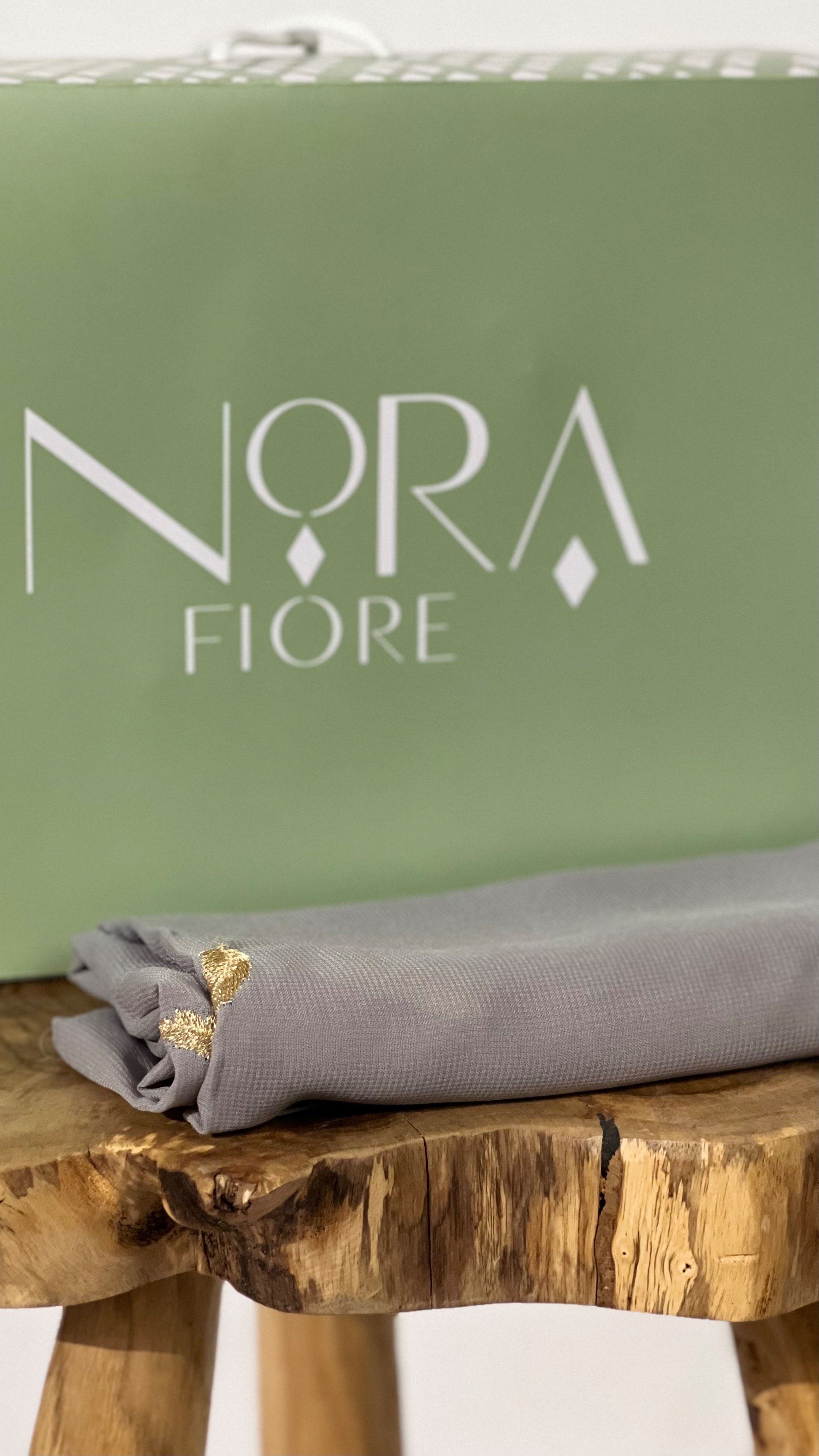 طرحة رمادي مطرزة بالذهبي على شكل ريشة