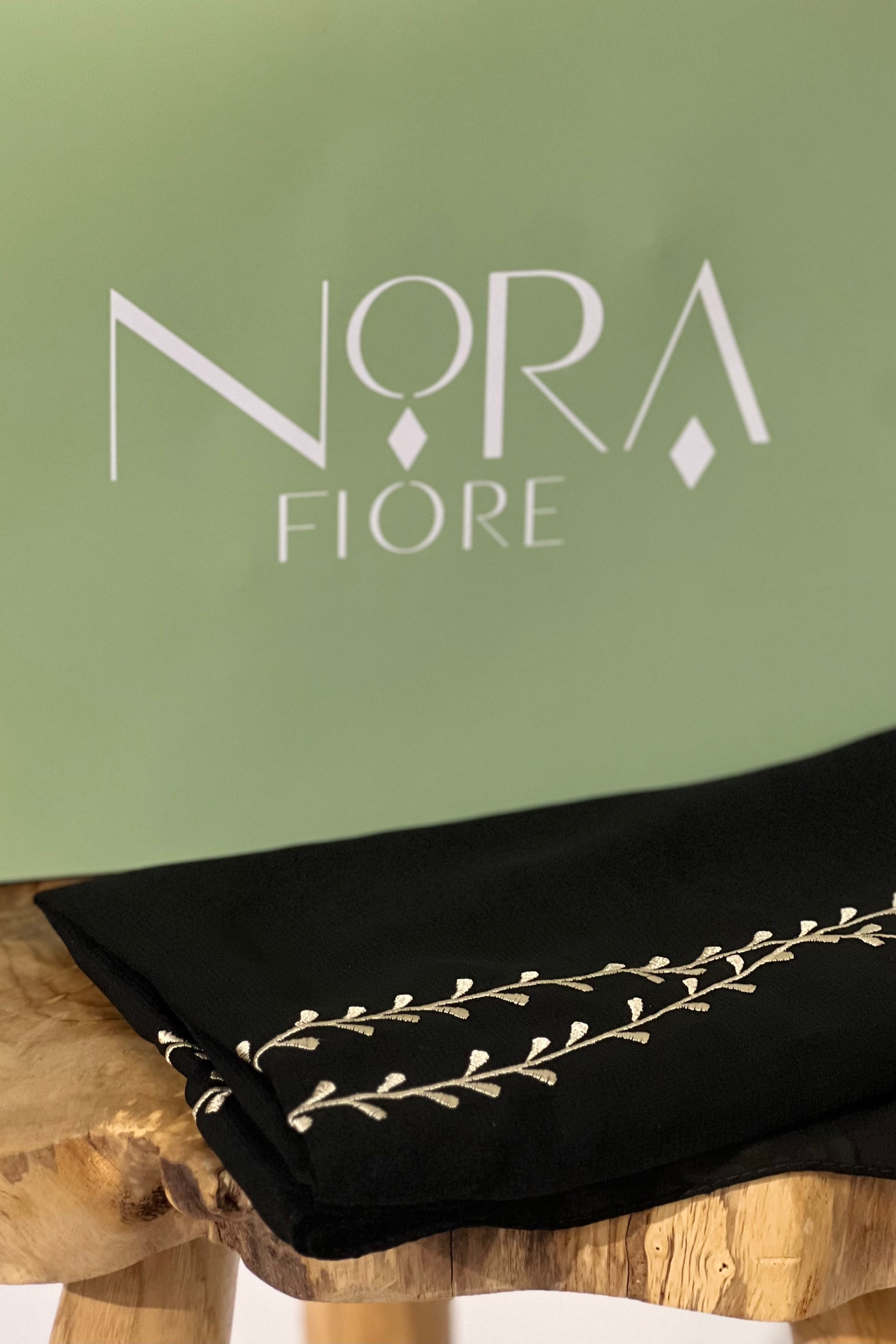 طرحة اسود مطرزة باللون البيج