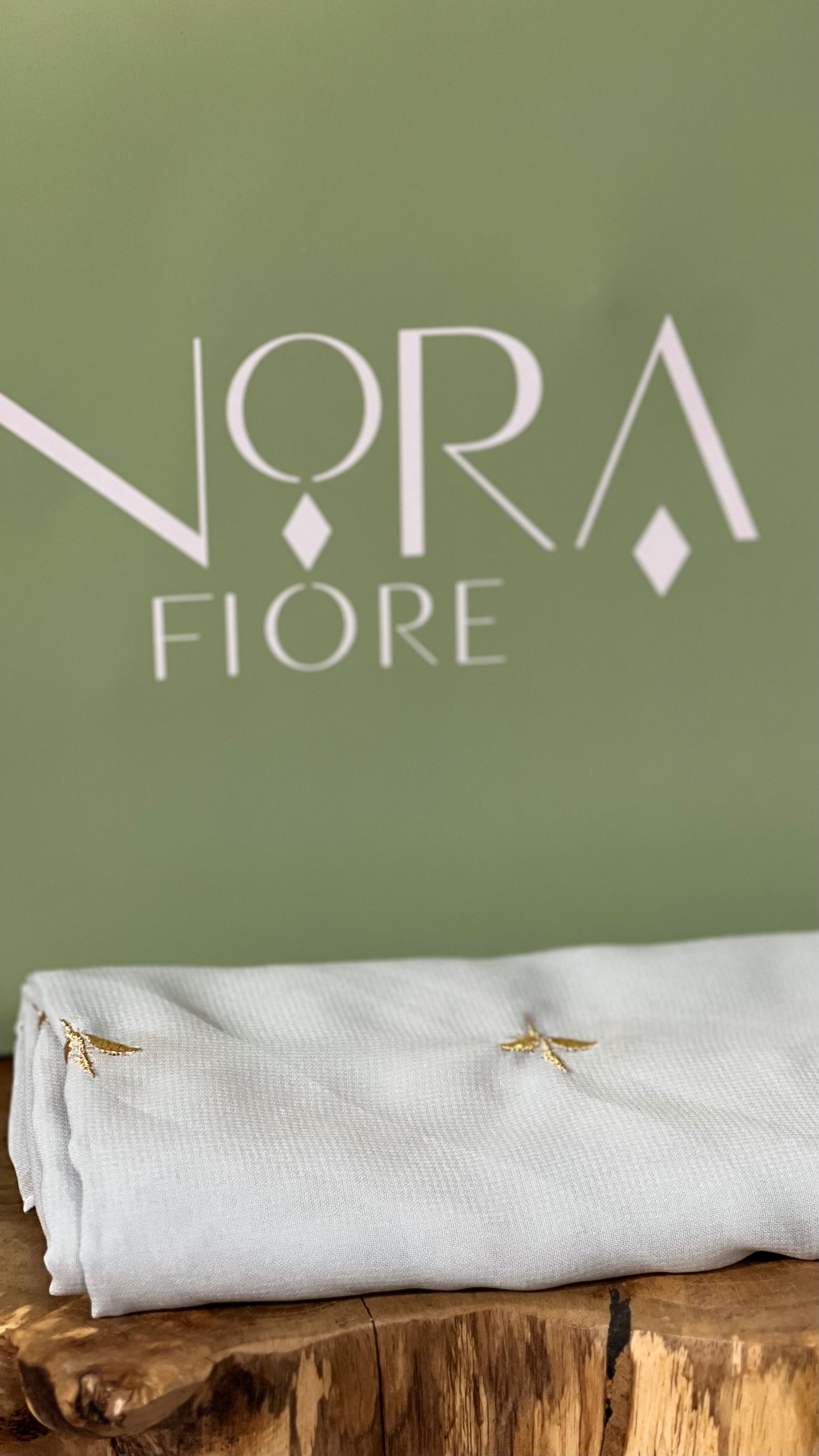 طرحة سماوي مطرزة بالذهبي