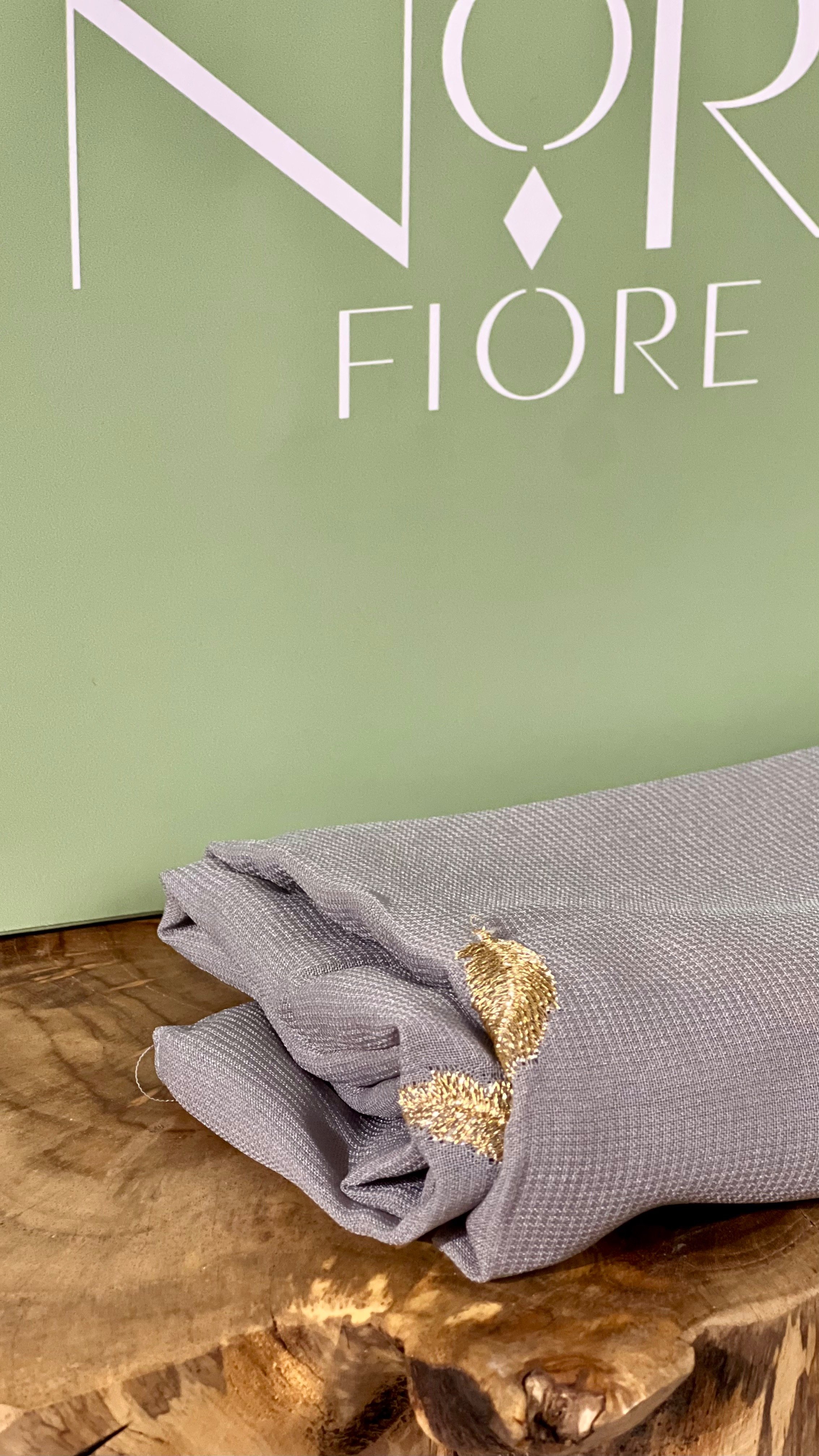 طرحة رمادي مطرزة بالذهبي على شكل ريشة