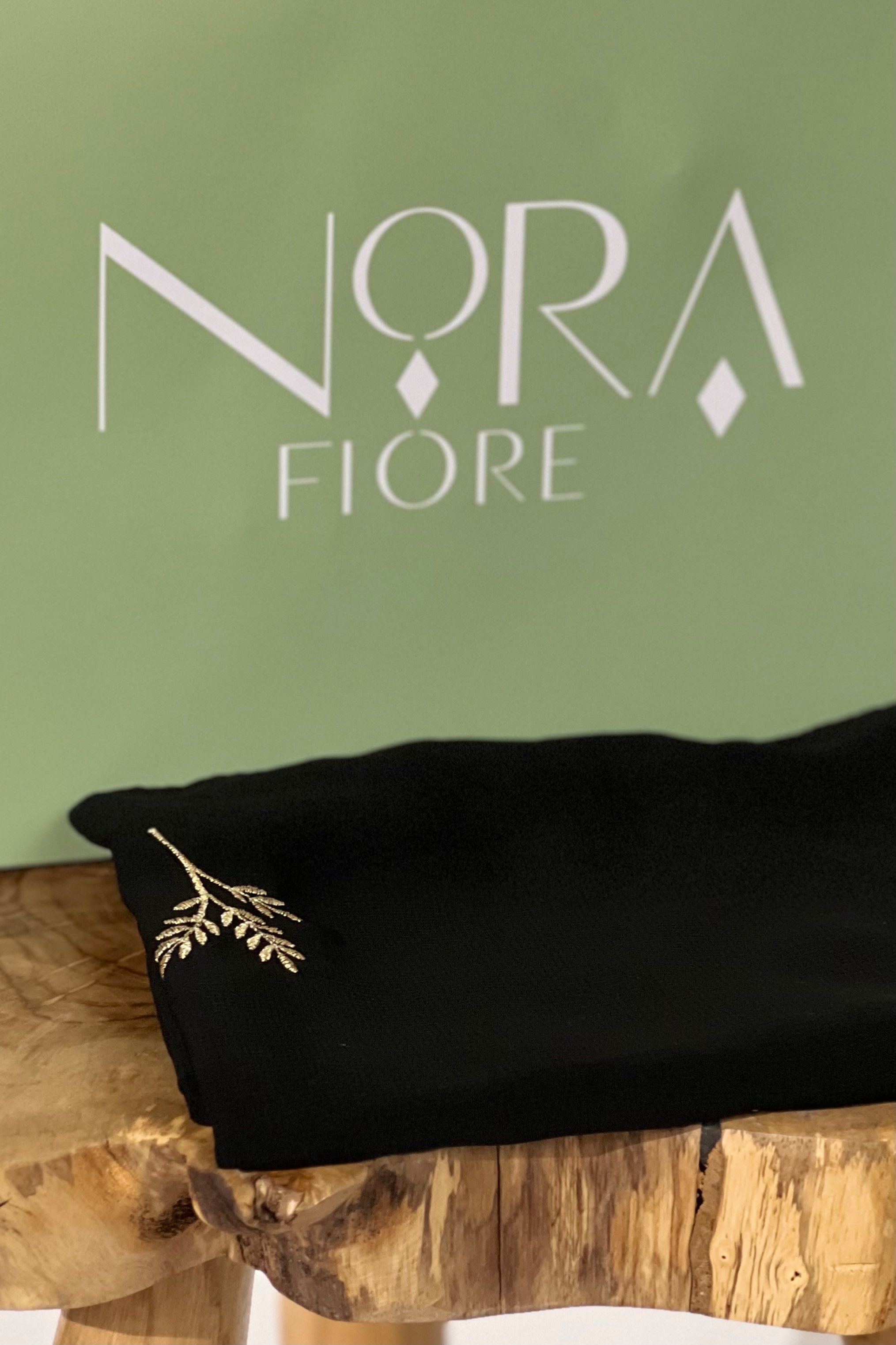 طرحة سوداء مطرزة بالذهبي