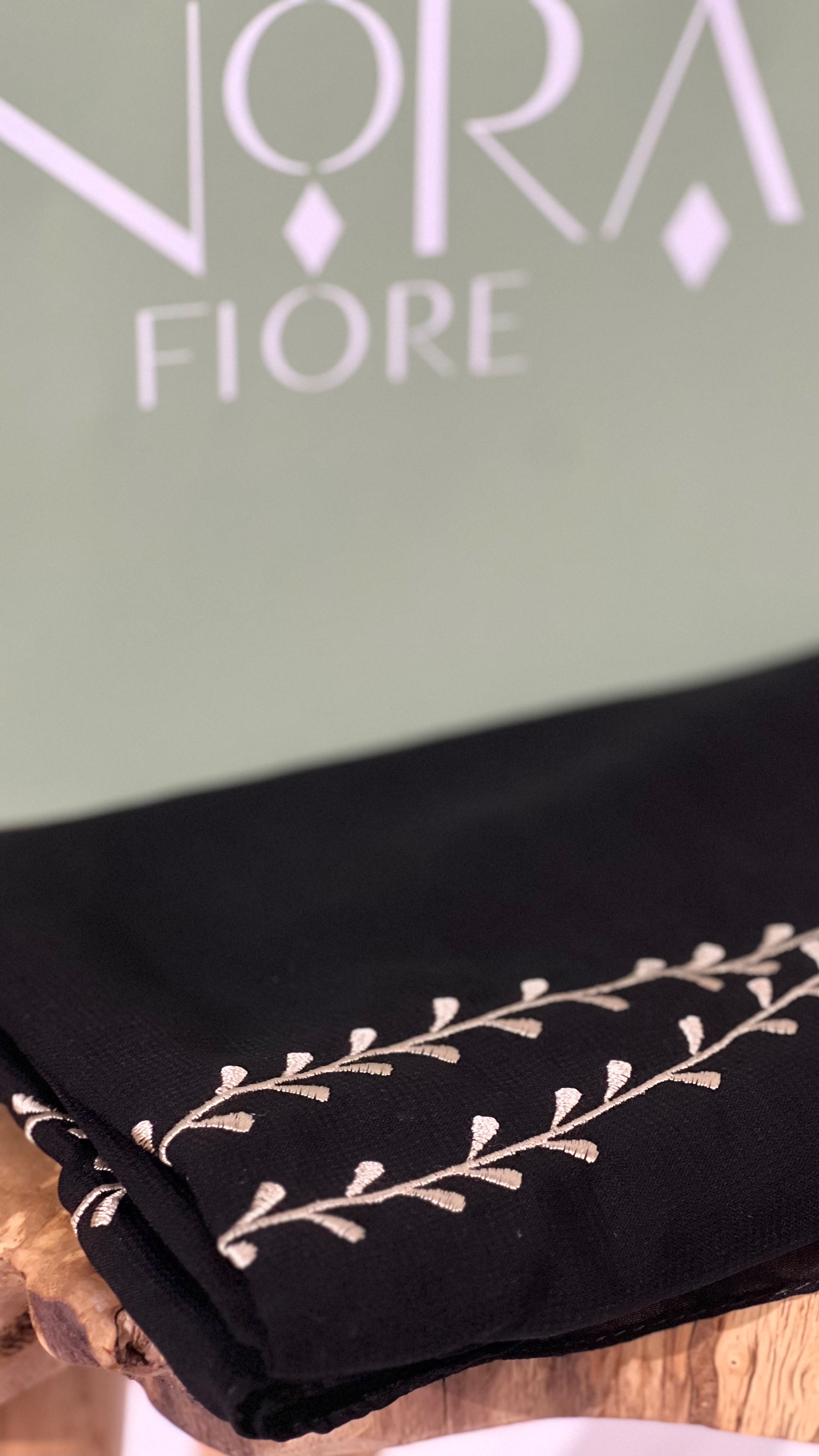 طرحة اسود مطرزة باللون البيج