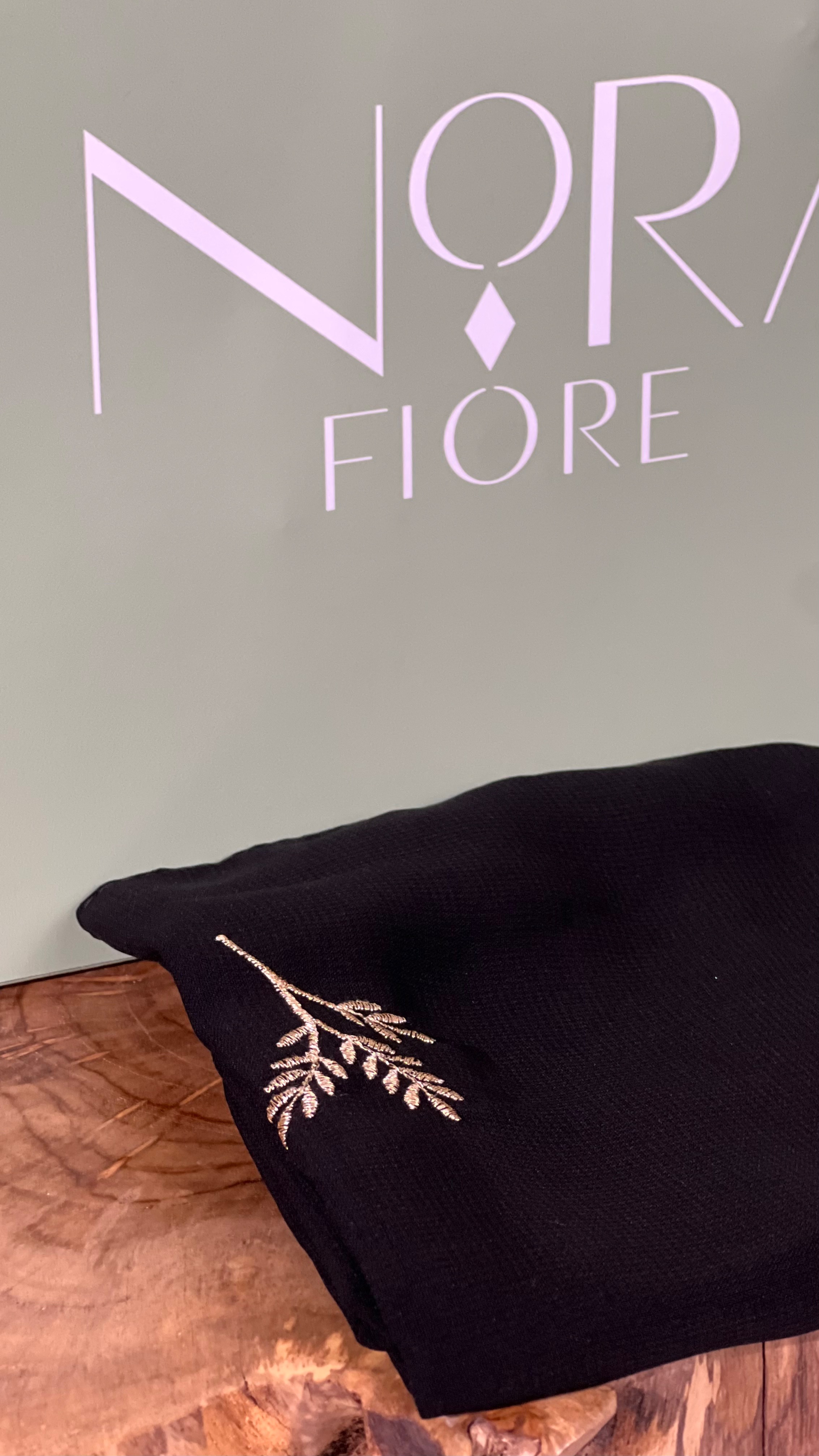 طرحة سوداء مطرزة بالذهبي