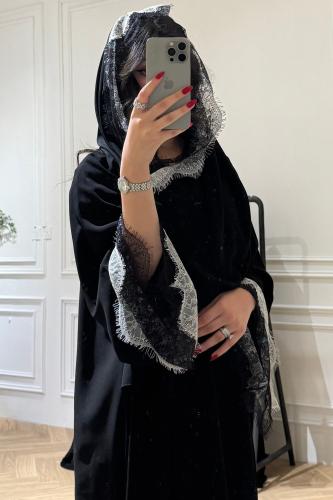 دانتيل أبيض وأسود على الأكمام