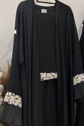 أكمام واسعه مطرزة بالورورد