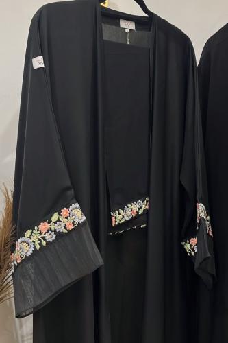 أكمام واسعه مطرزة بالورورد