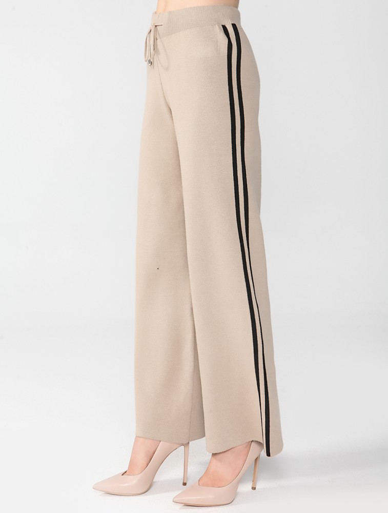 Women's winter pants with wide legs and elastic waist with