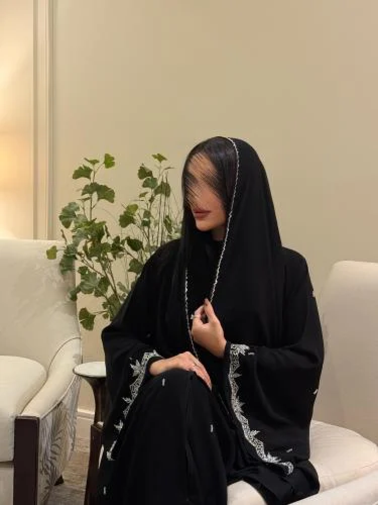 متجر الخَيّالة للعبايات… حين يصبح السواد أناقة تتكلم