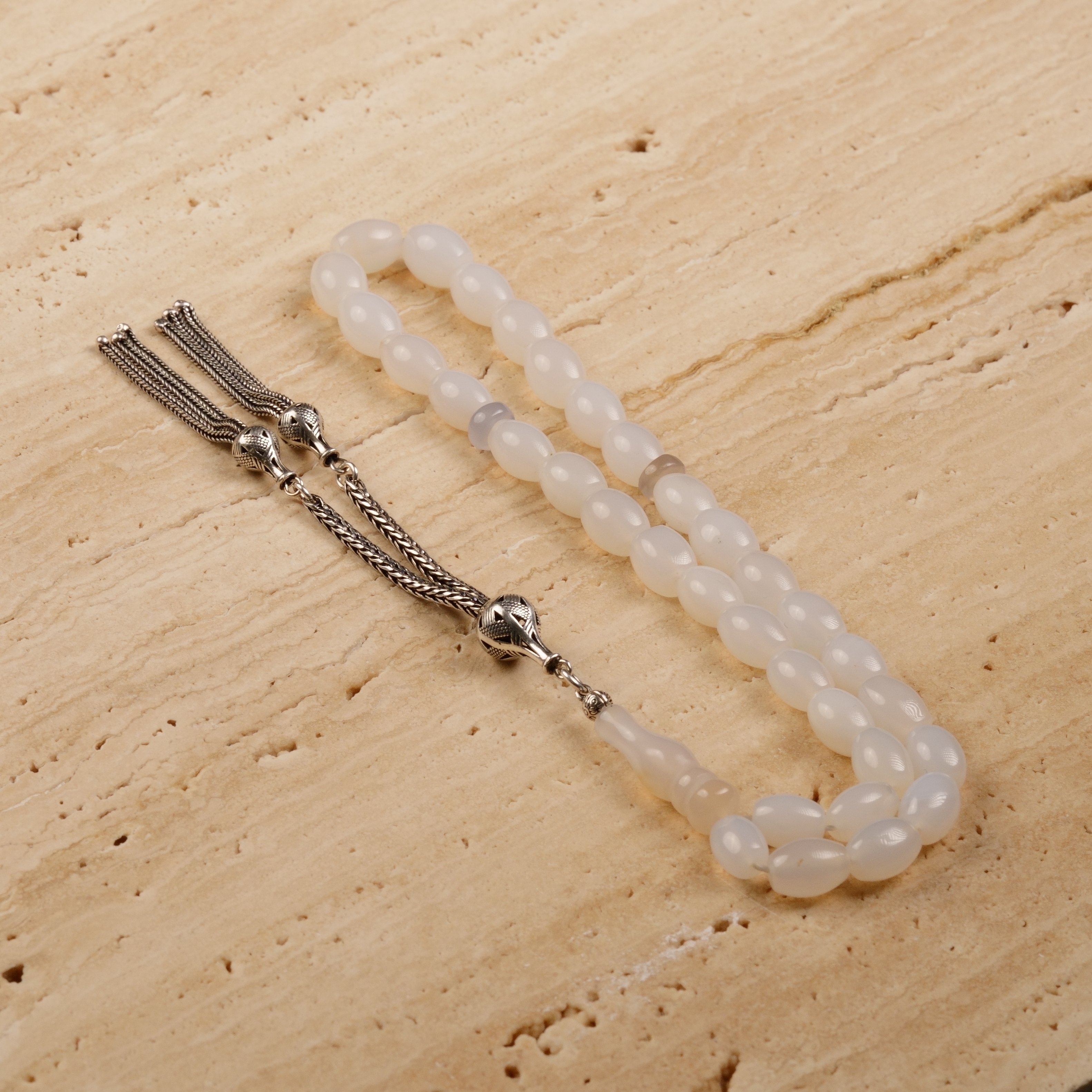 عقيق يمني ابيض بالفضة