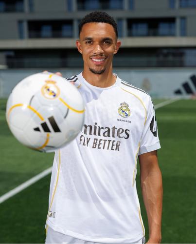 طقم ريال مدريد مع شورت 2026