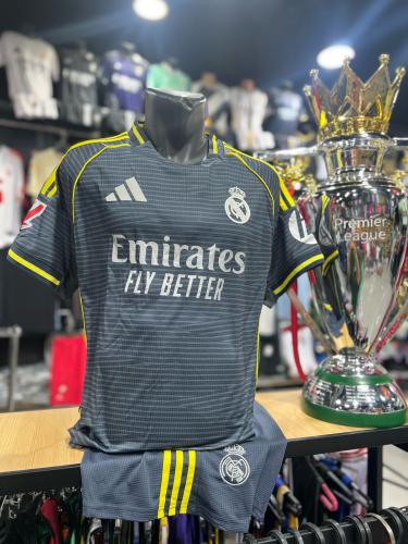 طقم ريال مدريد مع شورت 2026