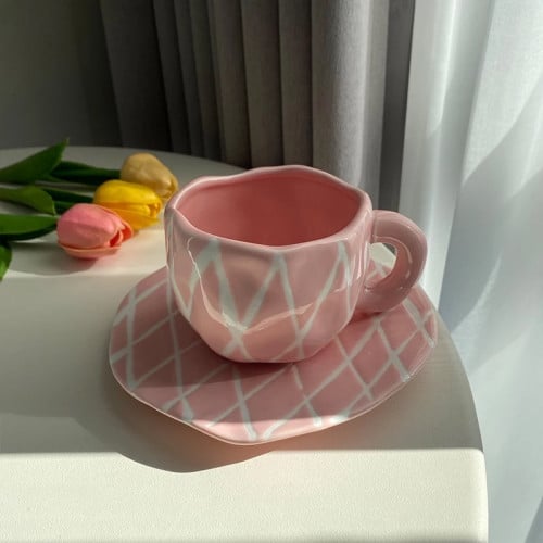 كوب مميز الشكل بثلاث ألوان .