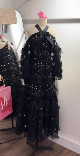 فستان بعنق مفتوح