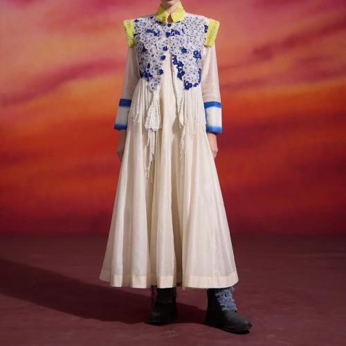 فستان هندي مع جاكيت مطرز