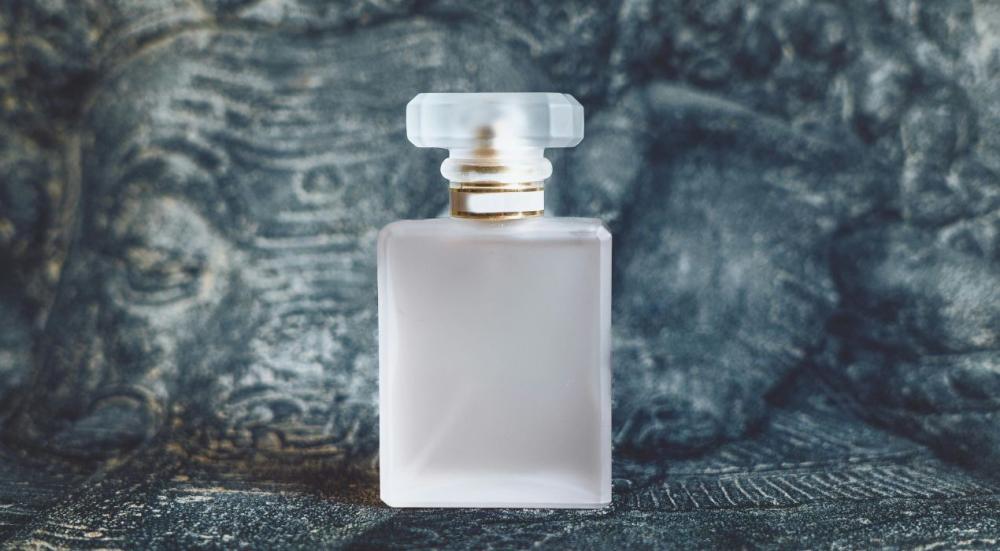 من اين يستخرج المسك الابيض؟