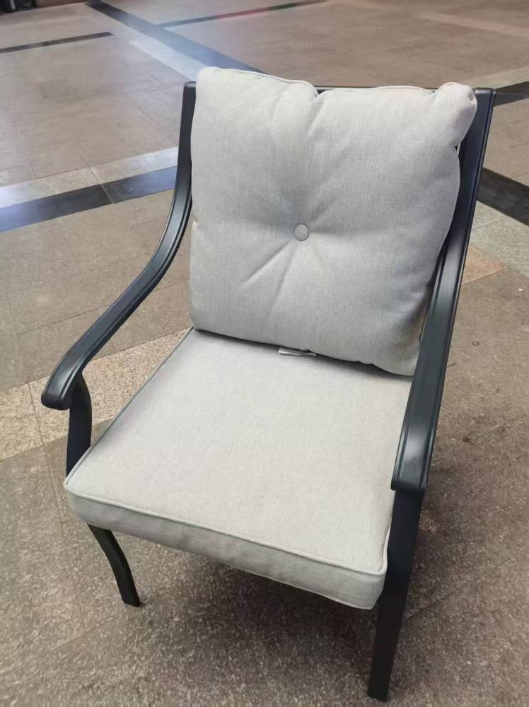 كرسي معدني خارجي