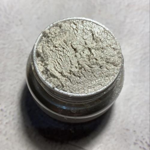 لون ابيض ميتاليك