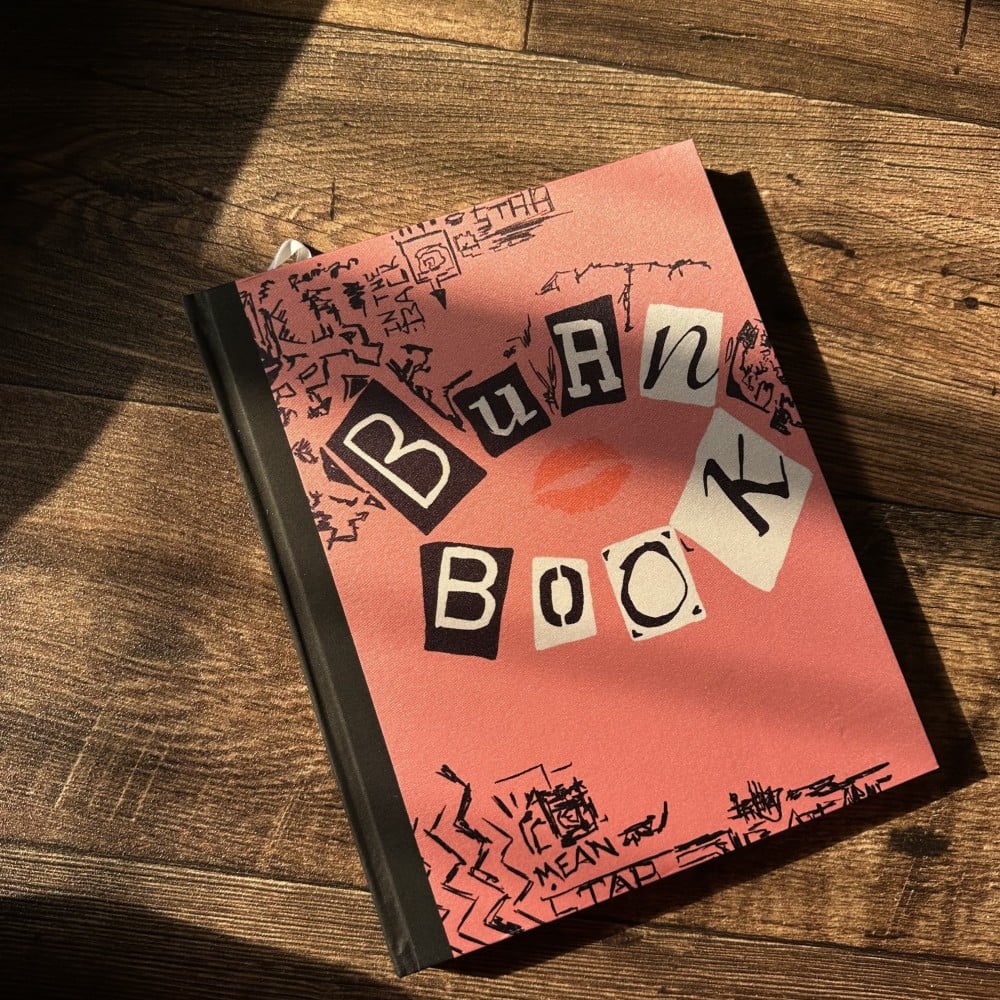 دفتر burn book بتصميم مفكرة