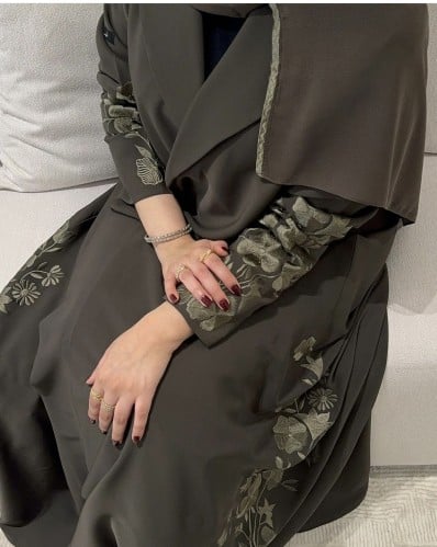 عَبـاه قماش كريب سيراميك مع تطريز يدين وأسفل العب...