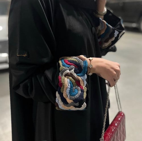 عَباه قماش طبي مع تطريز ملون