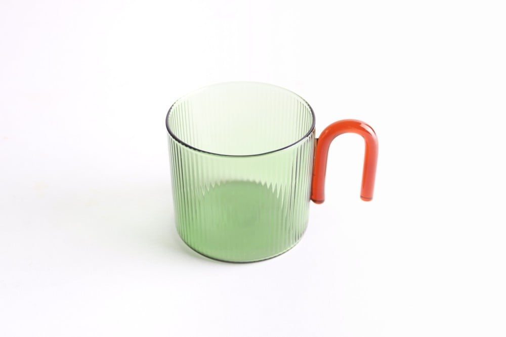 كوب زجاجي بمقبض اخضر