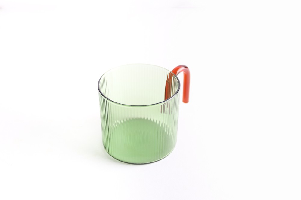 كوب زجاجي بمقبض اخضر