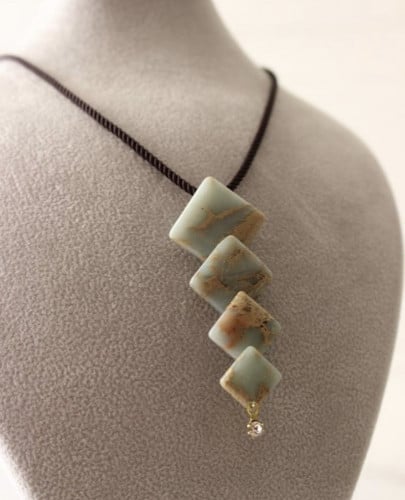 سلسلة بحبل بني ،حجر مموج