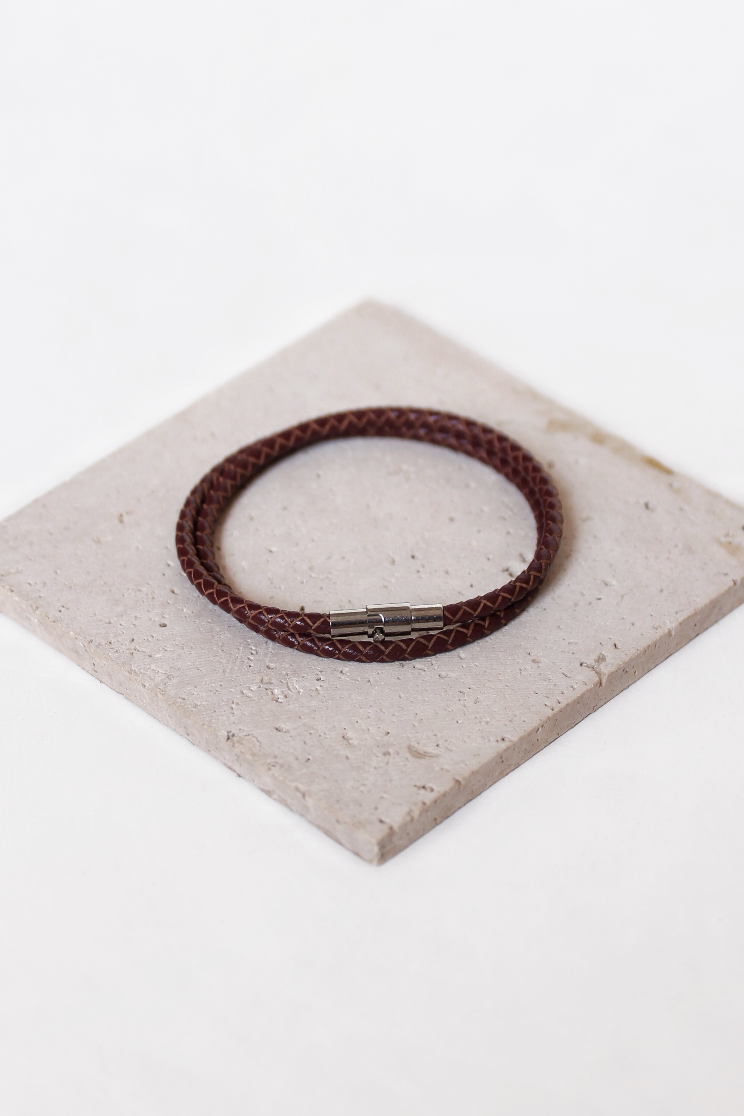 سوار جلد رفيع بني داكن مزدوج