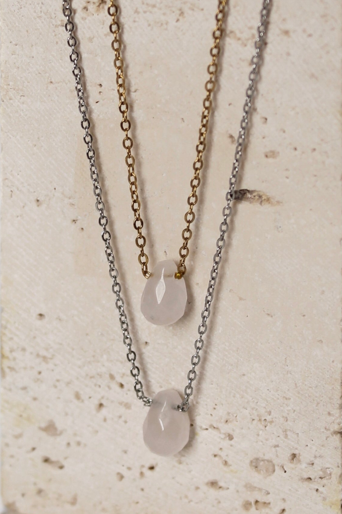 عقد حجر الكوارتز الوردي